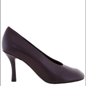 Burberry Glossy Leather Baby Pumps
Color- Poison 
Womens size 8.5